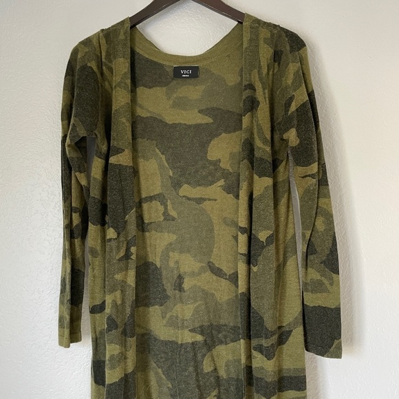 VICI Don’t Blend in Camo Cardigan Small - Picture 4 of 7